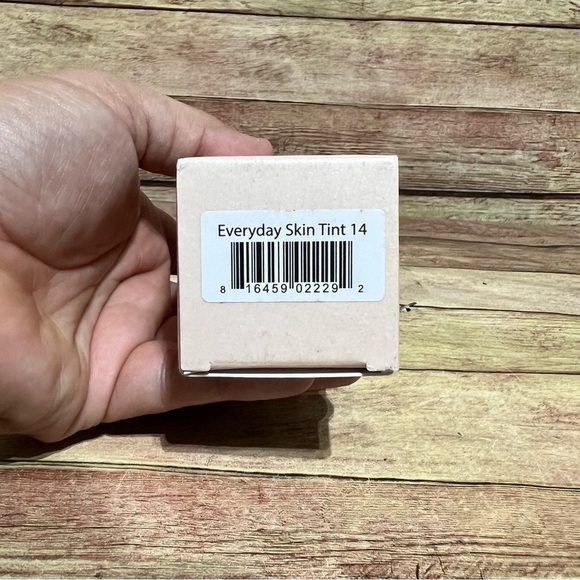 True Botanical Broad Spectrum Sunscreen - Picture 4 of 6